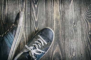 Eski koşu ayakkabıları ahşap kurullarında ayakta. Eski çizilmiş fotoğraf stilize