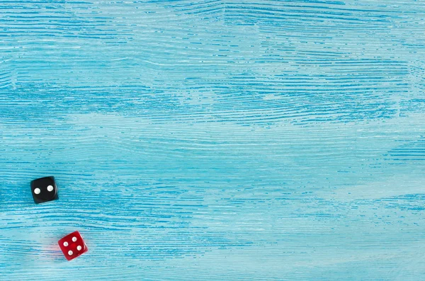 Κόκκινο και μαύρο ζάρια σε παλιά φθαρμένα μπλε φόντο ξύλινη. Κάτοψη — Φωτογραφία Αρχείου