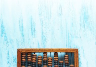 Eski ahşap arka plan için mavi bir ahşap tahta üzerinde vintage ondalık abacus kaşıdı. Üstten Görünüm. Düz yatıyordu.