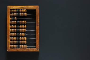 Eski ahşap vintage ondalık abacus siyah bir masaüstü arka plan Yazıt için boş yazı tahtası üzerinde çizik. Üstten Görünüm. Düz yatıyordu.