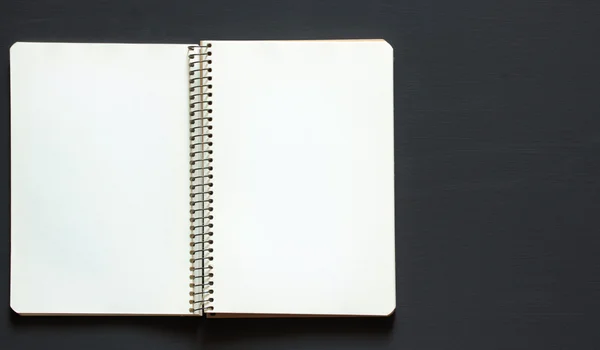Tek basit boş beyaz çizim ve yazma için bir boş siyah kara tahta üzerinden bir masaüstü bilgisayarıdır. Üstten Görünüm. Mockup. Düz yatıyordu