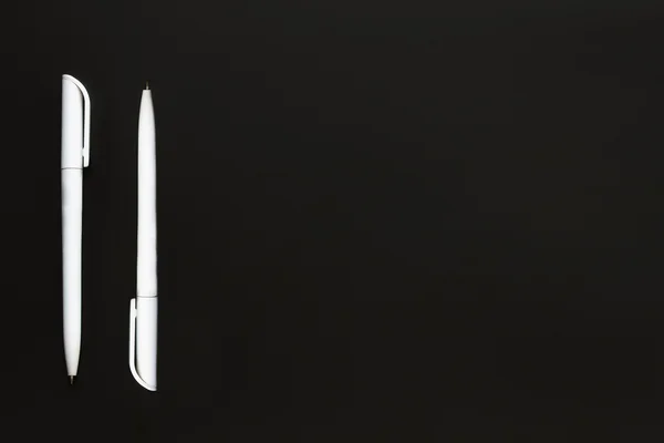 metin için boş alan ile tebeşir tahtası arka plan üzerinde iki plastik tükenmez kalem. Düz yatıyordu. Mockup