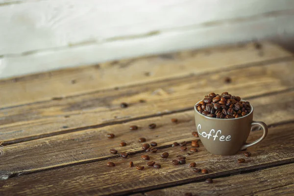 Kaffeebohnen Einer Kaffeetasse Auf Einem Holztisch Ländlicher Hintergrund Platz Für — Stockfoto