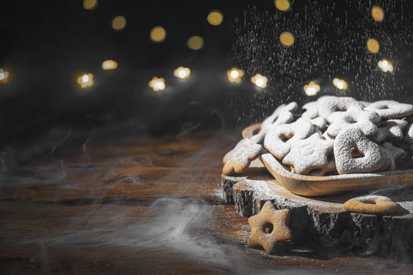 Feestelijke Kerstkoekjes Met Sneeuw Van Poedersuiker Een Houten Tafel Achtergrond — Stockfoto