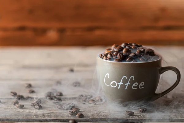 Kaffeebohnen Einer Kaffeetasse Auf Einem Holztisch Ländlicher Hintergrund Platz Für — Stockfoto
