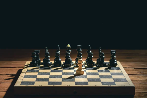 Ξύλινα Πιόνια Σκακιού Σκακιέρα Μαύρο Φόντο Mockup Κενό Διάστημα Για — Φωτογραφία Αρχείου