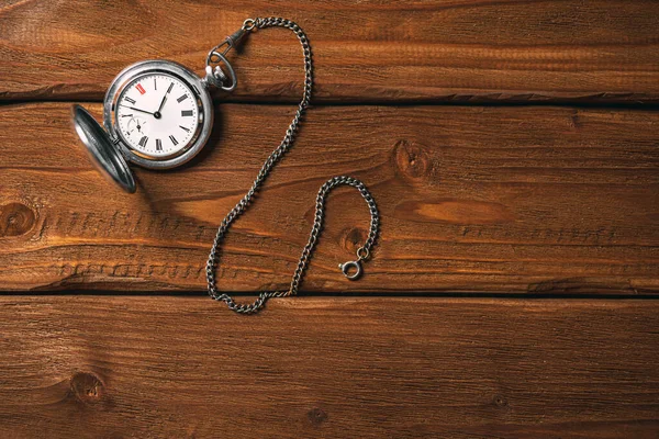 Antiguo Reloj Bolsillo Vintage Cadena Sobre Fondo Mesa Madera Tonificado —  Fotos de Stock