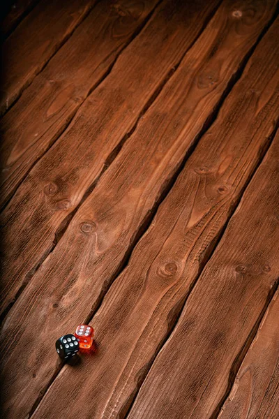 Rodando Dados Sobre Fondo Madera Vista Superior Prepárate Con Espacio — Foto de Stock