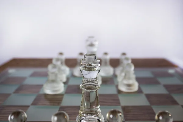 Két egység a sakk darab a táblán az ellentétes minden othe — Stock Fotó