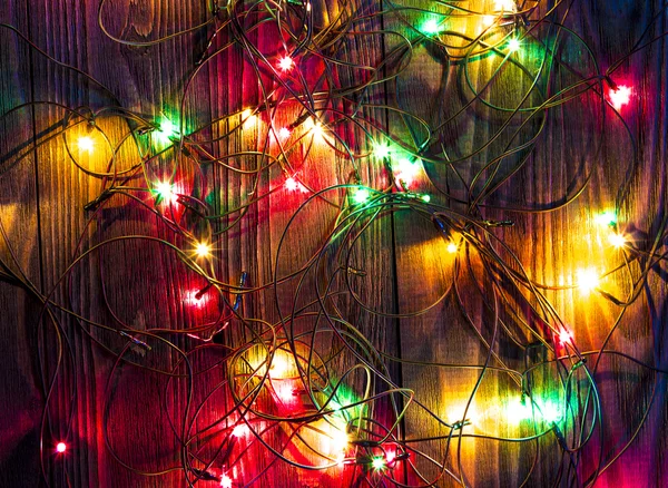 Noel ve yeni yıl garland ahşap bir masada yatıyor. Arka plan, keskinleştirme