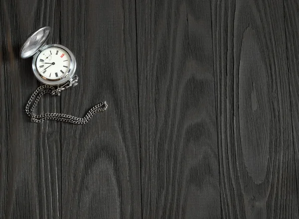Reloj de bolsillo de plata viejo acostado en una mesa de madera. Vista superior —  Fotos de Stock