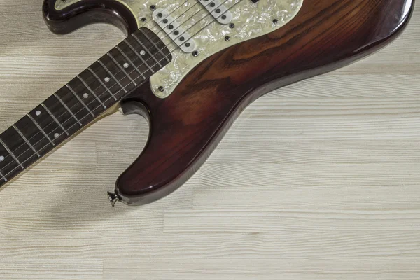 Elektro gitar ahşap arka plan üzerinde. Üstten Görünüm