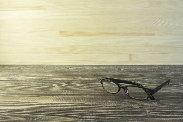 Szemüveg feküdjön egy fából készült háttér — Stock Fotó