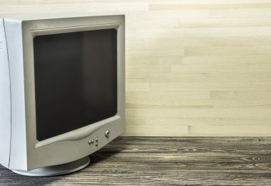 Bir kişisel bilgisayar eski monitör üzerinde ahşap bir tablodur