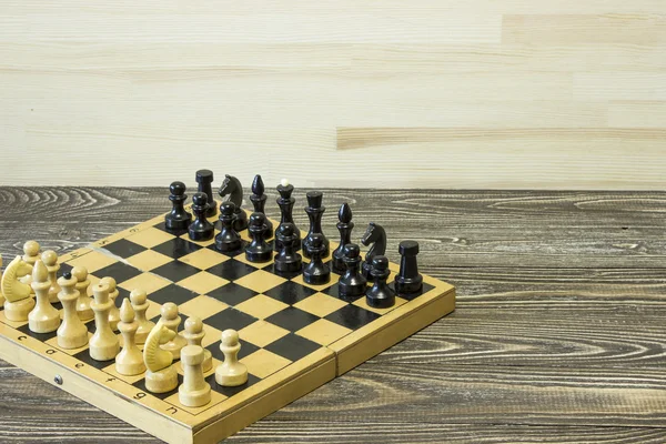 Ξύλινη σκακιέρα με στοιχεία για τον πίνακα — Φωτογραφία Αρχείου