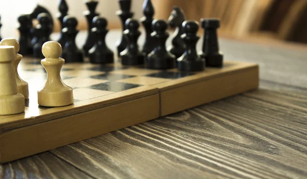 Fából készült sakktábla, a számok az asztalon. Összpontosítson a legközelebbi gyalogot — Stock Fotó