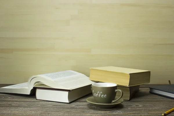 배경 베일 책에 커피 한잔입니다. 찻잔에 초점 — 스톡 사진