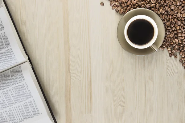 한 잔의 커피 커피 콩 및 나무 테이블에 대 한 책. — 스톡 사진