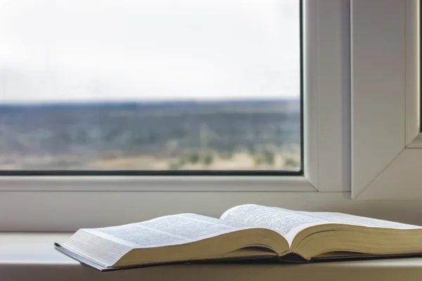 Açık kitap vasıl belgili tanımlık pencere pencere pervazına yatan