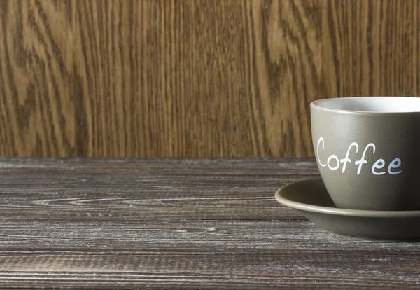 비와 커피 한 잔 나무 테이블의 모서리에 스탠드를 닫습니다. — 스톡 사진