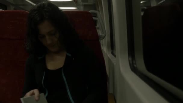 女性のトンネルで電車の中の読書 — ストック動画