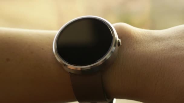 Kijken naar de smart watch — Stockvideo