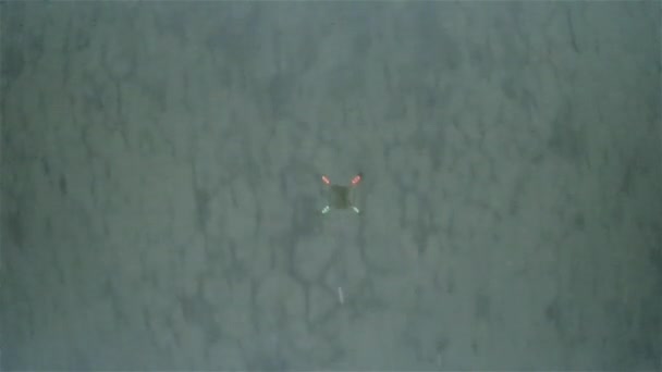 Drone réfléchissant dans l'eau tout en volant 