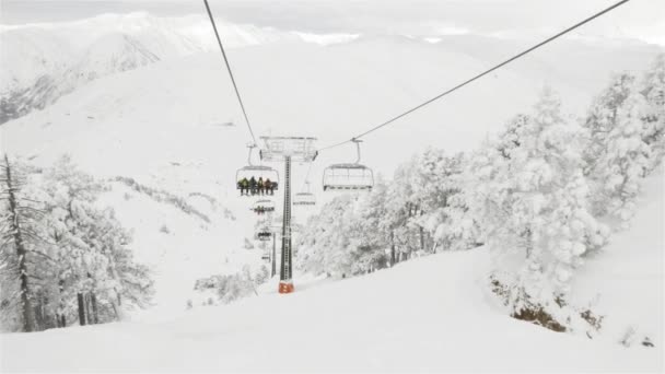 Skilift klimmen van de bergen — Stockvideo