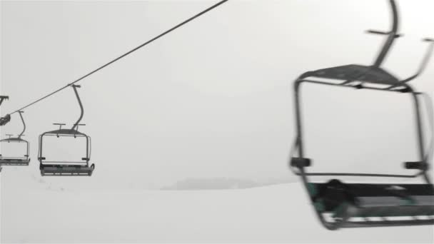 ピレネー山脈の空のスキー場のリフト — ストック動画