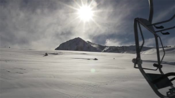 Remontées mécaniques vides en mouvement avec le soleil — Video