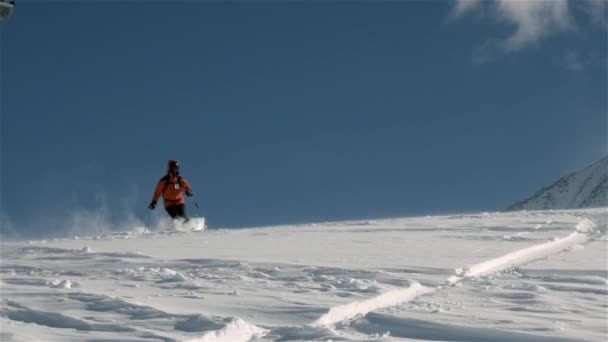 Esquiador en nieve en polvo y cámara lenta — Vídeos de Stock