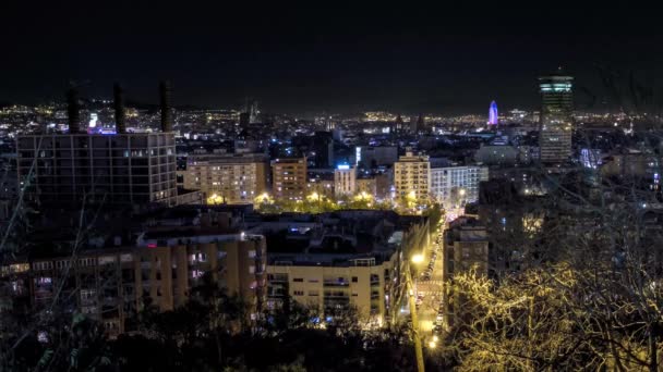 Время в Барселоне ночью от горы Монжуик — стоковое видео
