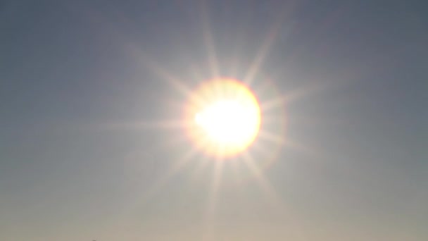 Солнце и самолет пролетают мимо — стоковое видео