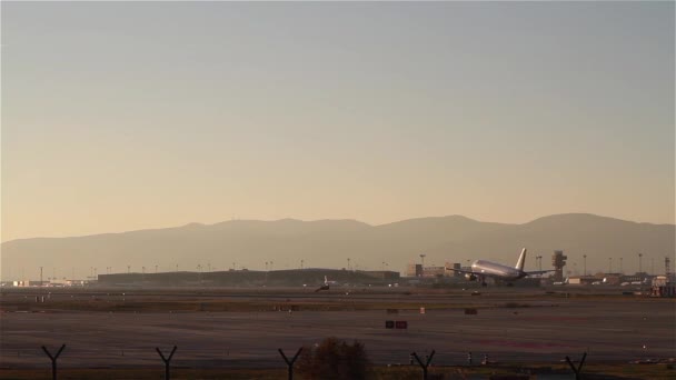 Atterraggio aereo all'aeroporto di Barcellona al tramonto — Video Stock