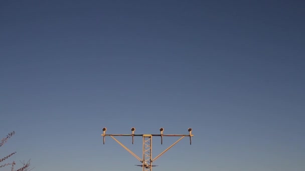 在黄昏时在巴塞罗那机场降落的飞机 — 图库视频影像
