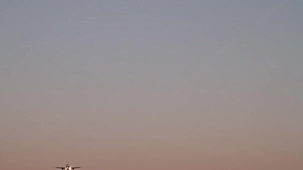 Avión aterrizando en el aeropuerto de Barcelona al atardecer — Vídeos de Stock