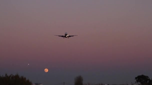 Flugzeug landet in der Abenddämmerung auf dem Flughafen von Barcelona — Stockvideo
