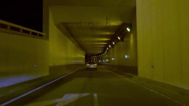 Araba yüksek yol çukur bir tünel geceleri erişme
