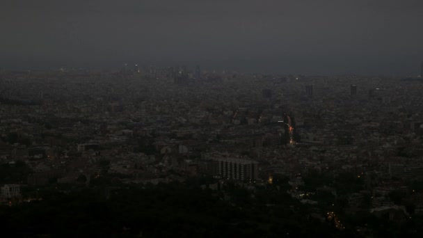 Νύχτα πυροβολισμό του τοπίου της Βαρκελώνης από Collserola πάρκο — Αρχείο Βίντεο