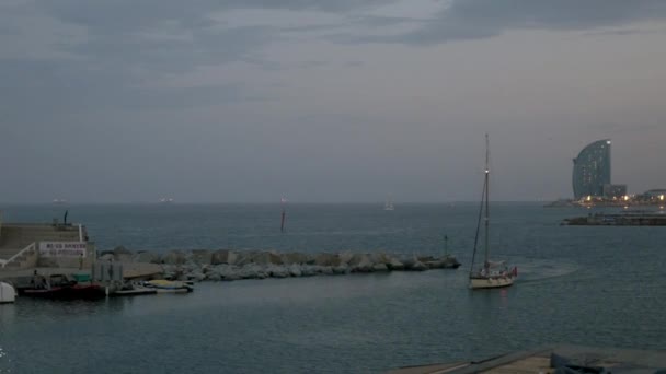 Plachetnice poblíž Port Olimpic a panorama Barcelony za soumraku — Stock video