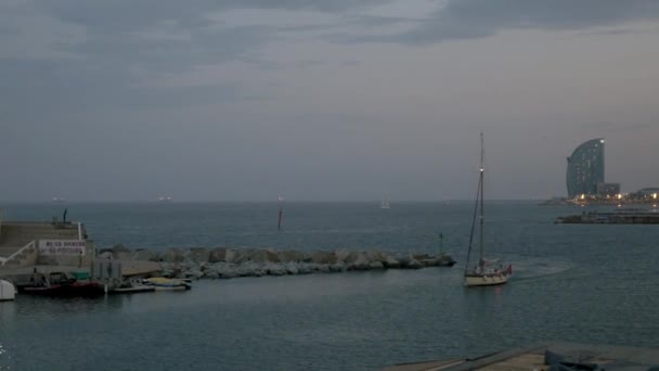 Veleiro perto de Port Olimpic e Barcelona Skyline ao entardecer — Vídeo de Stock