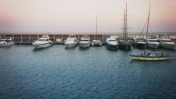 Barco que llega a Marina Port Olympic en Barcelona al atardecer — Vídeo de stock