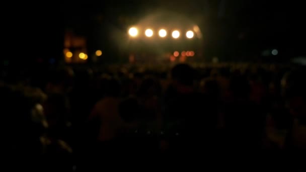 Fuera de foco multitud en un concierto — Vídeos de Stock