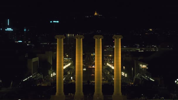 Barcelona Plaza Espana at night with the four columns — Stock Video