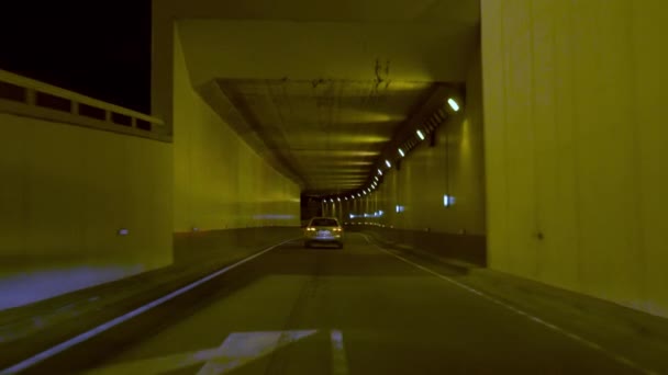 Coche accediendo a la autopista a través de un túnel por la noche — Vídeos de Stock