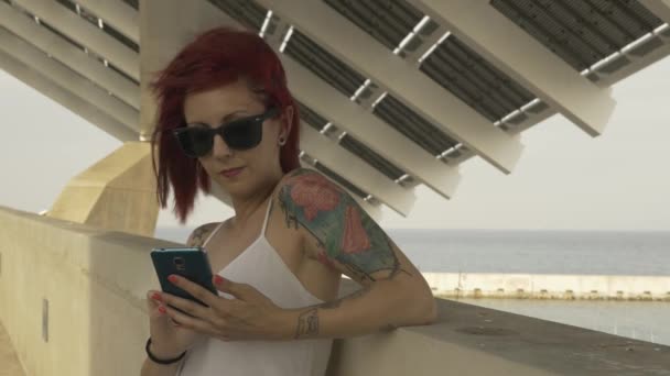 Netříděné záběr tetovat ženy pomocí smartphonu 4k Uhd zastřelil — Stock video