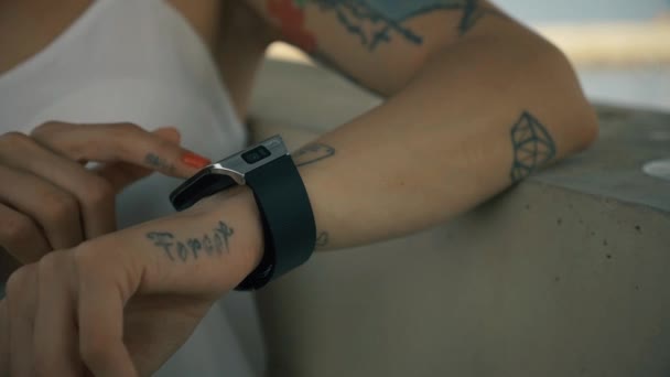 Tetovált lány segítségével egy smartwatch — Stock videók
