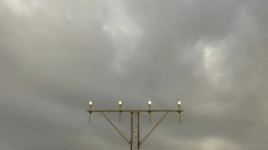 Işıklar ve ağır çekimde açılış bir uçak iniş Havaalanı