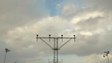 Işıklar ve ağır çekimde iniş uçak iniş Havaalanı