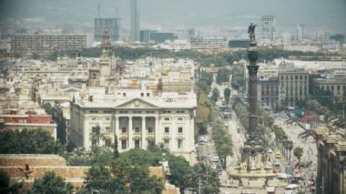 Kolon heykeli ve Barcelona şehirde geçirerek bir hava tramvay